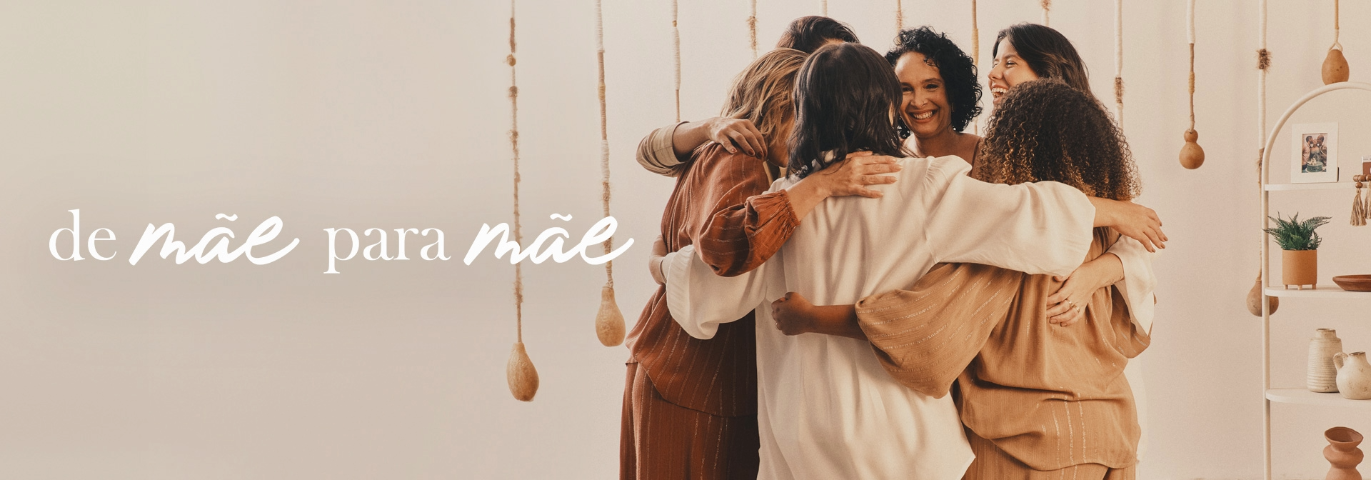 Mulheres se abraçando