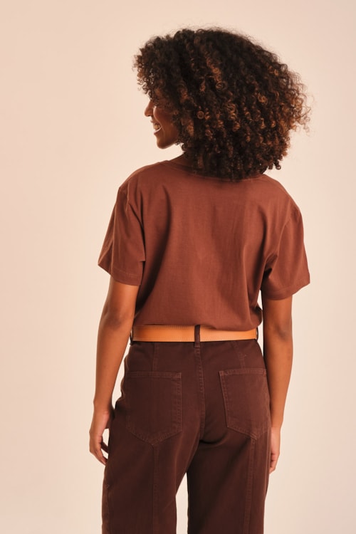 Blusa Basica Gola V Marrom Argila - foto 4