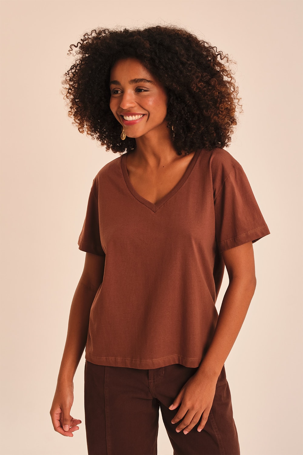 Blusa Basica Gola V Marrom Argila