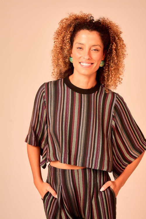 Blusa Cropped Listrado Bordado Estampado - foto 1