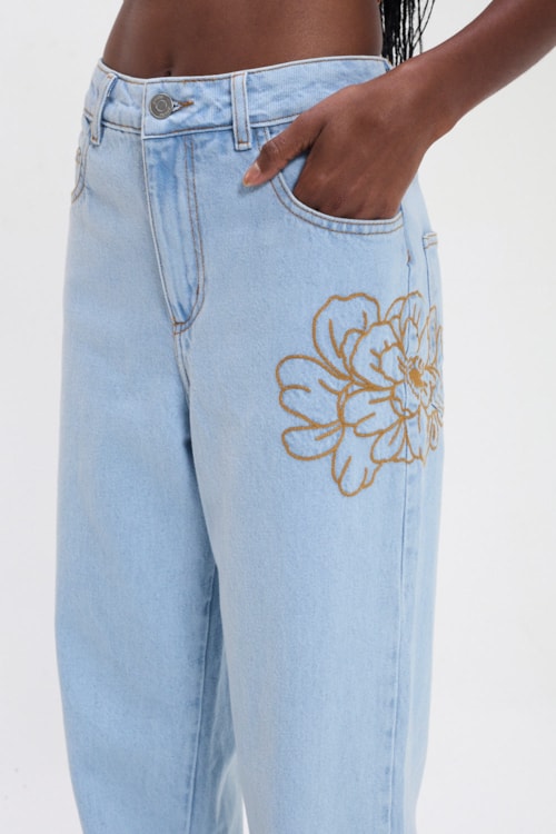 Calca Jeans Bordado Flor Jeans Claro - foto 3