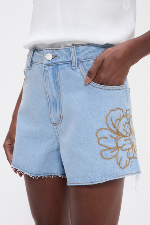 Short Jeans Bordado Flor Jeans Claro - foto 2