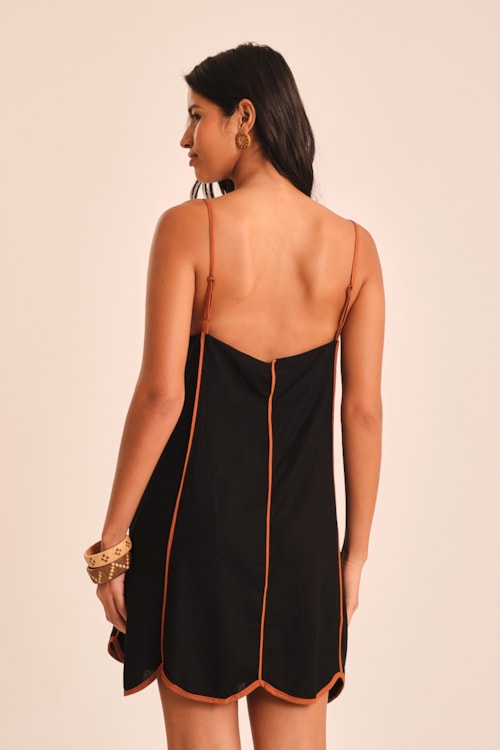 Vestido Curto Linho Detalhe Preto - foto 5